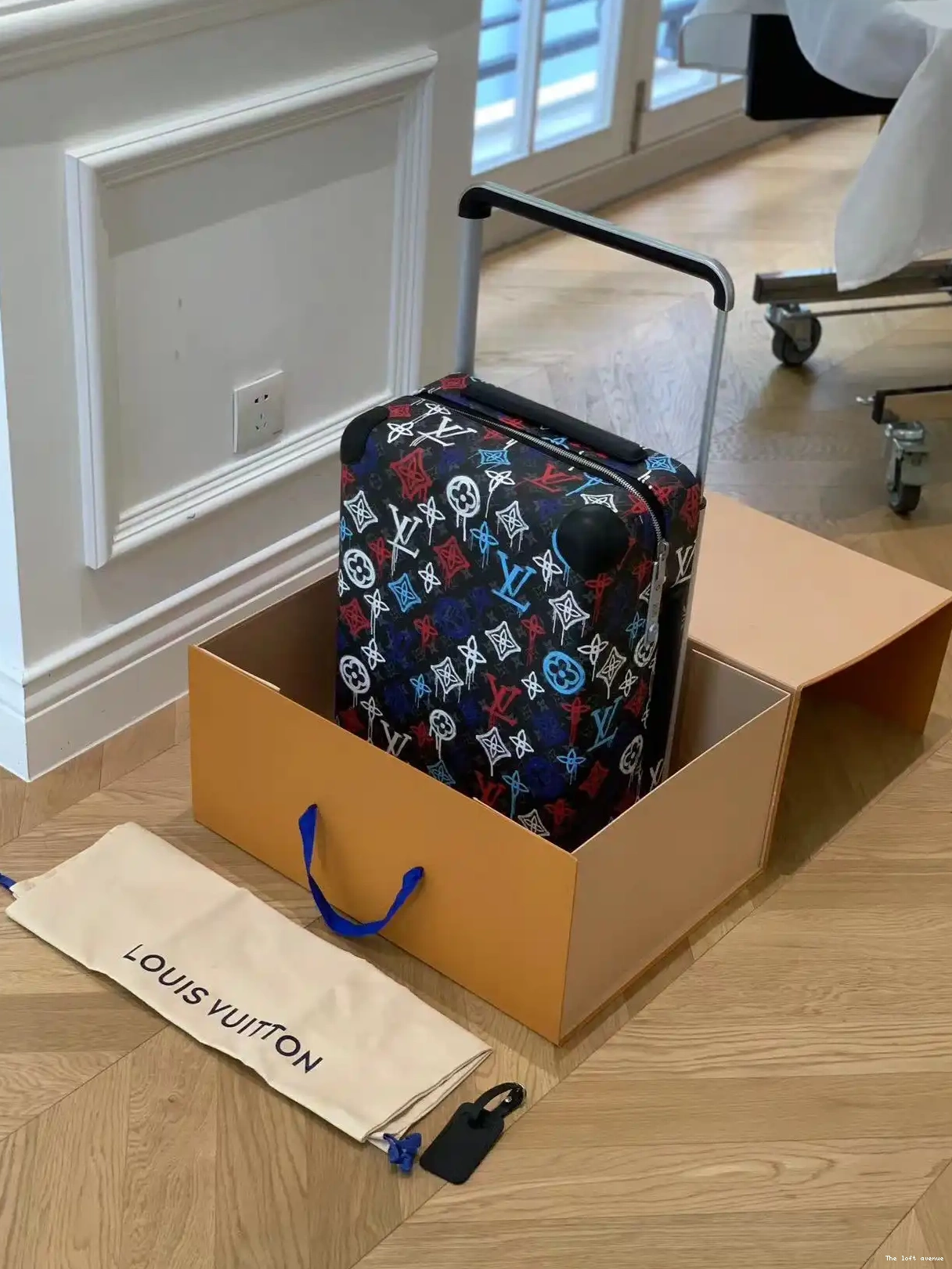 SUITCASE CUSTOM CABIN GRAFFITI HORIZON 55 37L 0617